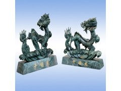 千禧龍雕刻 墨綠色玉石演繹東方神韻，臻品工藝裝飾擺件
